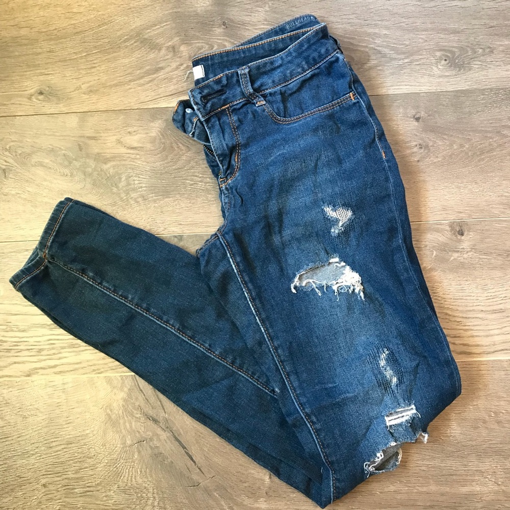 Distressed skinny jeans